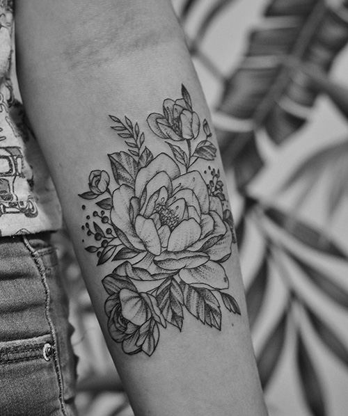 tatouage femme fleur de pivoine