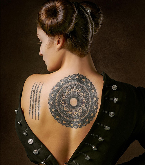 tatouage femme mandala dos