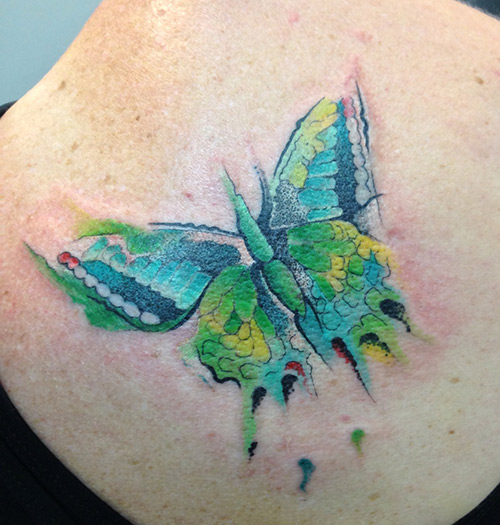 tatouage femme papillon aquarelle