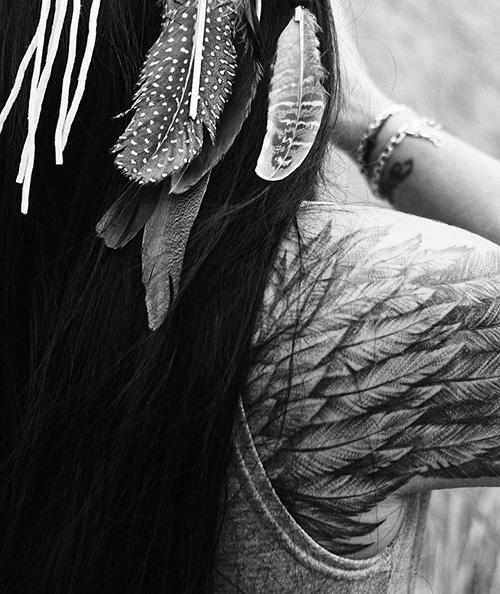 tatouage femme plumes