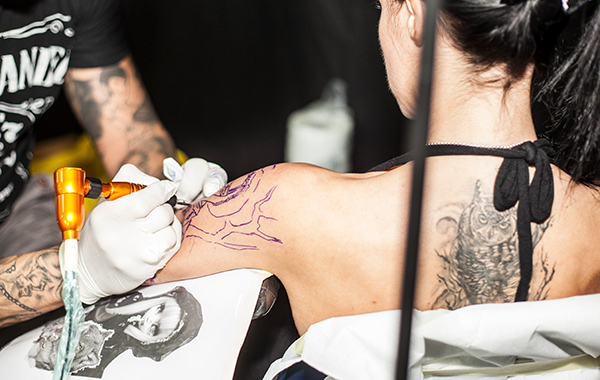 tatouage femme séance tatouage