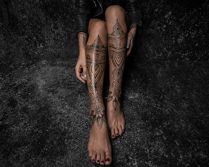 tatouage jambe henné noir