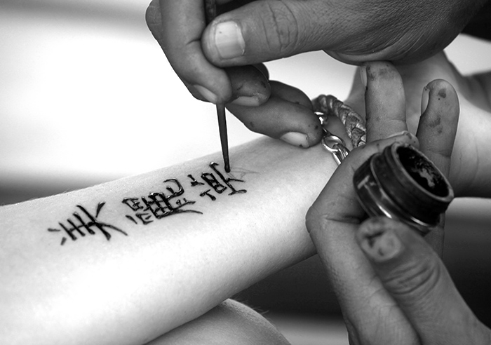 tatoueur au henné noir
