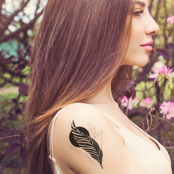 Tatouage éphémère plume géométrique