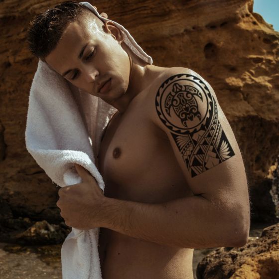 Tatouage temporaire homme torture maori