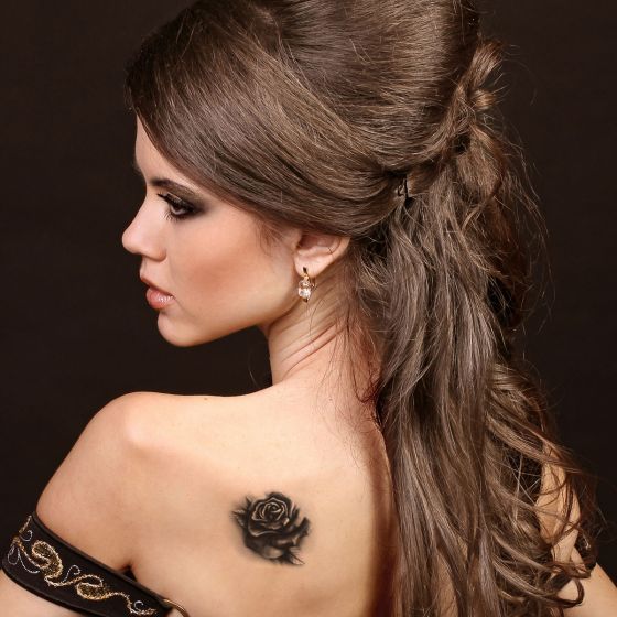 tattoo éphémère femme roses noires